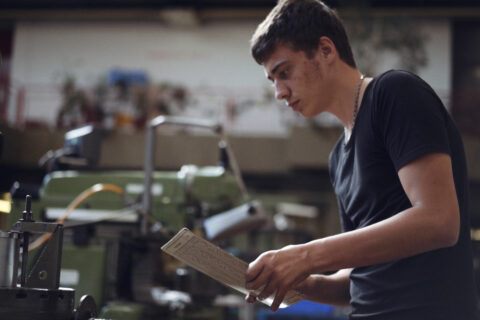 Junger Mann in Werkstatt (Filmstill Imagefilm)